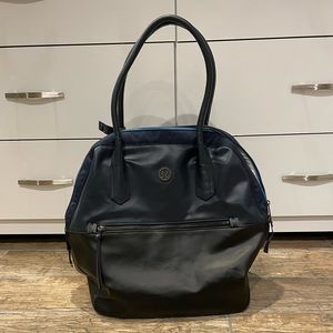 Lululemon weekender bag navy/black.